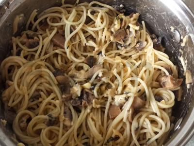 Nudelių su grybais ir sūriu pagrindine nuotrauka