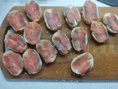 Sumuštiniai su silkių lašiša ant mini baguette Žingsnis 3