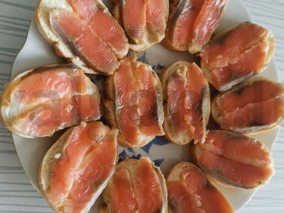 Sumuštiniai su silkių lašiša ant mini baguette pagrindine nuotrauka