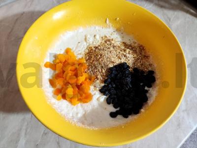 Varškės apkepas su razinomis Žingsnis 2