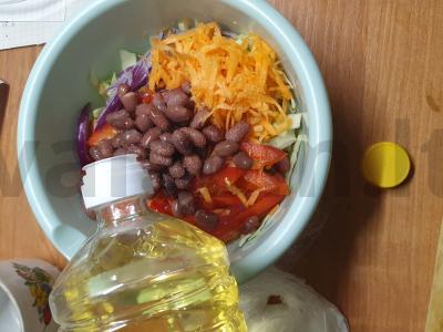 Salotas „Vaivorykštė“ su kopūstais, paprika ir pupelėmis Žingsnis 3