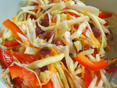 Salotas „Vaivorykštė“ su kopūstais, paprika ir pupelėmis pagrindine nuotrauka