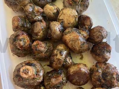 Šampinjonai su prieskoniais pagrindine nuotrauka