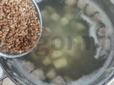 Sriuba su meatballs ir grikių kruopomis Žingsnis 5