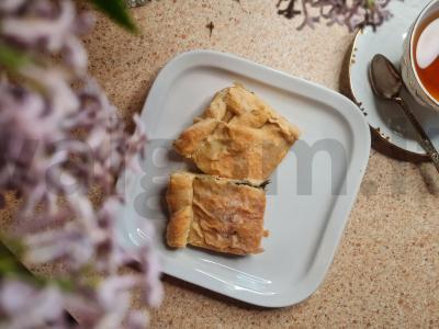 Sluoksniuotas pyragas su rūgštynėmis pagrindine nuotrauka