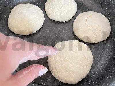 Sūrio blynai su padažu ir uogomis Žingsnis 6