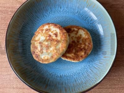 Sūrio blynai su padažu ir uogomis pagrindine nuotrauka