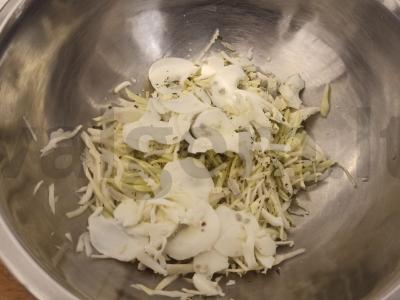 Salotos su skrudintais duonos kubeliais ir šonine Žingsnis 2