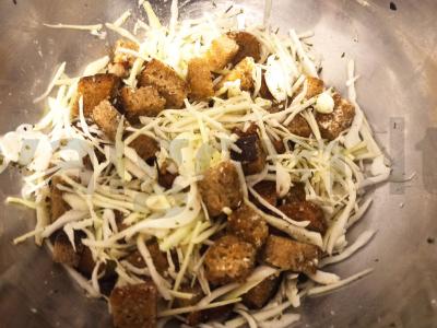 Salotos su skrudintais duonos kubeliais ir šonine pagrindine nuotrauka