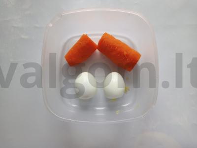 Sluoksniuotas salotas su kepenimis, morkomis ir sūriu Žingsnis 1