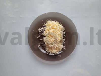 Sluoksniuotas salotas su kepenimis, morkomis ir sūriu Žingsnis 2