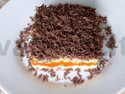 Sluoksniuotas salotas su kepenimis, morkomis ir sūriu pagrindine nuotrauka