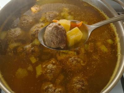 Sriuba su meatballs, makaronais ir daržovėmis Žingsnis 4