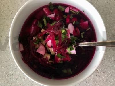 Burokėlių sriuba su agurku ir ridikėliais pagrindine nuotrauka