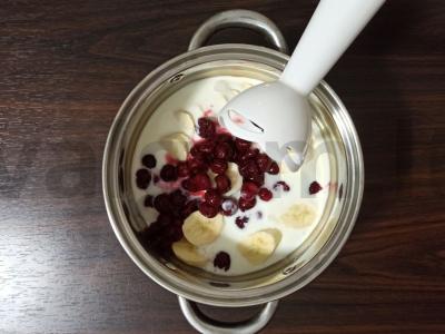 Vaisių kokteilis su vyšniomis ir bananais Žingsnis 2