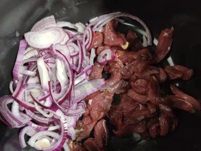 Farfalle makaronai su veršiena savo sultyse Žingsnis 1