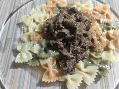 Farfalle makaronai su veršiena savo sultyse pagrindine nuotrauka