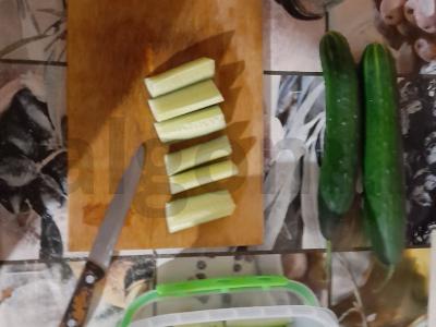 Sūdyti agurkai konteineryje per 15 minučių Žingsnis 1