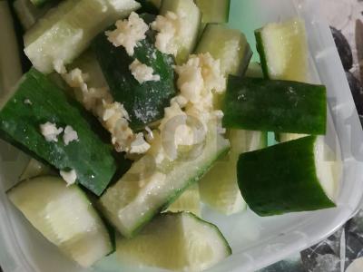 Sūdyti agurkai konteineryje per 15 minučių Žingsnis 2