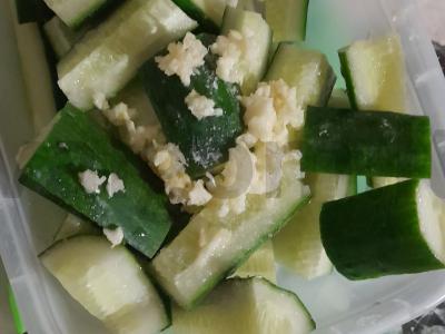 Sūdyti agurkai konteineryje per 15 minučių pagrindine nuotrauka