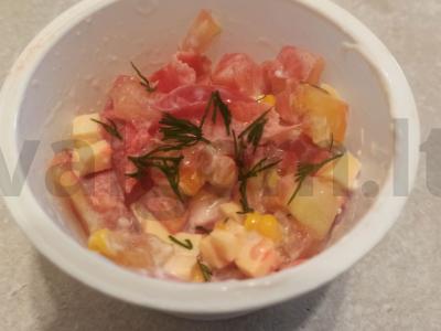 Salotos su virtomis kukurūzais pagrindine nuotrauka