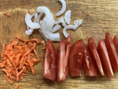 Pomidorų, morkų ir dešrelių salotos su krekeriais Žingsnis 2