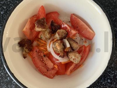 Pomidorų, morkų ir dešrelių salotos su krekeriais Žingsnis 3