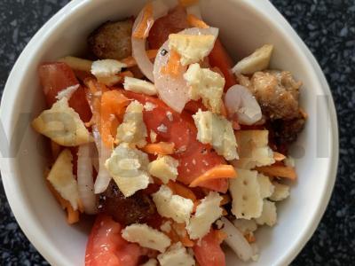 Pomidorų, morkų ir dešrelių salotos su krekeriais pagrindine nuotrauka