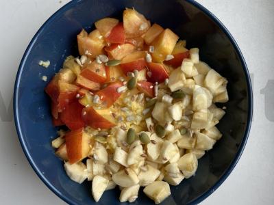 Kukurūzų košė su vaisiais, kokosų pasta ir migdolų sirupu pagrindine nuotrauka