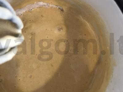 Blynų pica su sūriu ir rūkytomis dešrelėmis Žingsnis 2