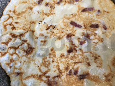 Blynų pica su sūriu ir rūkytomis dešrelėmis pagrindine nuotrauka