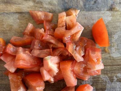 Avokadų, pomidorų ir sezamo sėklų salotas Žingsnis 1