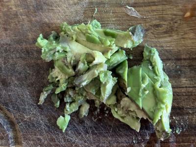 Avokadų, pomidorų ir sezamo sėklų salotas Žingsnis 2