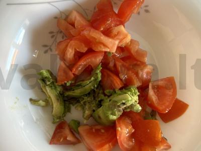 Avokadų, pomidorų ir sezamo sėklų salotas Žingsnis 3