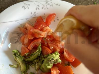 Avokadų, pomidorų ir sezamo sėklų salotas Žingsnis 4