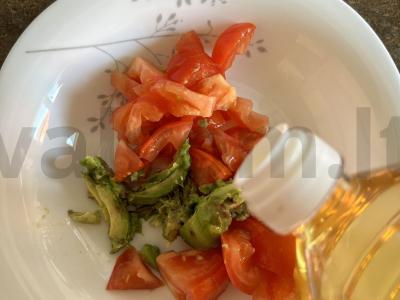 Avokadų, pomidorų ir sezamo sėklų salotas Žingsnis 5