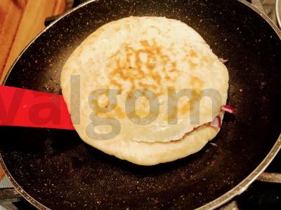 Pitos su kiaušiniu, sūriu ir paštetu pusryčiams Žingsnis 8