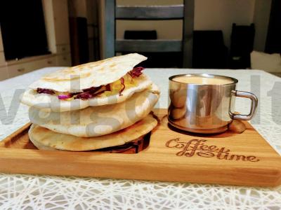 Pitos su kiaušiniu, sūriu ir paštetu pusryčiams pagrindine nuotrauka