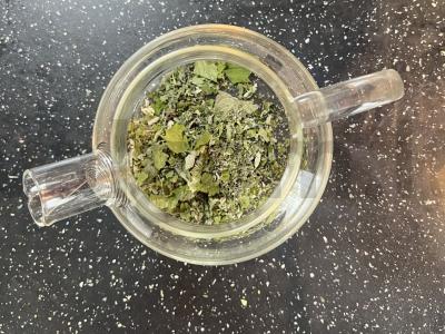 Vitaminų arbata su žolelėmis, avietėmis ir juodąja serbentu Žingsnis 2