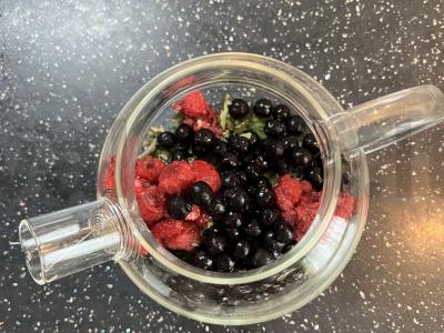 Vitaminų arbata su žolelėmis, avietėmis ir juodąja serbentu Žingsnis 3