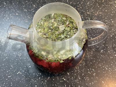 Vitaminų arbata su žolelėmis, avietėmis ir juodąja serbentu Žingsnis 4