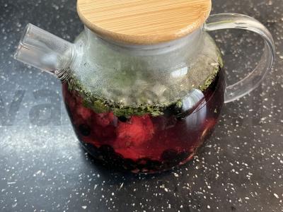 Vitaminų arbata su žolelėmis, avietėmis ir juodąja serbentu pagrindine nuotrauka