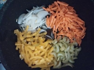 Sriuba su krevetėmis ir daržovėmis žuvies sultinyje, kokosų piene ir grietinėlėje Žingsnis 1