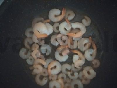 Sriuba su krevetėmis ir daržovėmis žuvies sultinyje, kokosų piene ir grietinėlėje Žingsnis 2