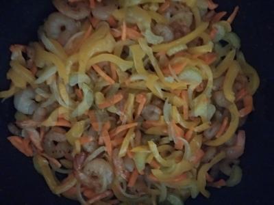 Sriuba su krevetėmis ir daržovėmis žuvies sultinyje, kokosų piene ir grietinėlėje Žingsnis 3