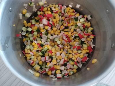 Salotos su krabų lazdelėmis, kukurūzais ir agurkais Žingsnis 1