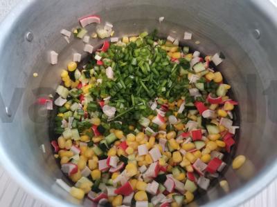 Salotos su krabų lazdelėmis, kukurūzais ir agurkais Žingsnis 2