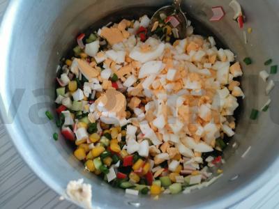 Salotos su krabų lazdelėmis, kukurūzais ir agurkais Žingsnis 3