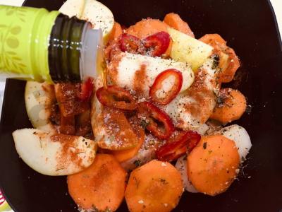 Naudingos vištienos šlaunelės su bulvėmis ir daržovėmis kepimo maiše Žingsnis 1