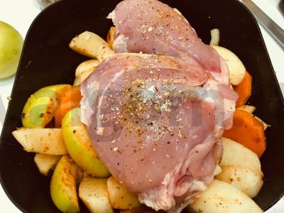 Naudingos vištienos šlaunelės su bulvėmis ir daržovėmis kepimo maiše Žingsnis 2